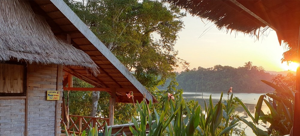 Classic Lakeside Bungalow — photo 3
