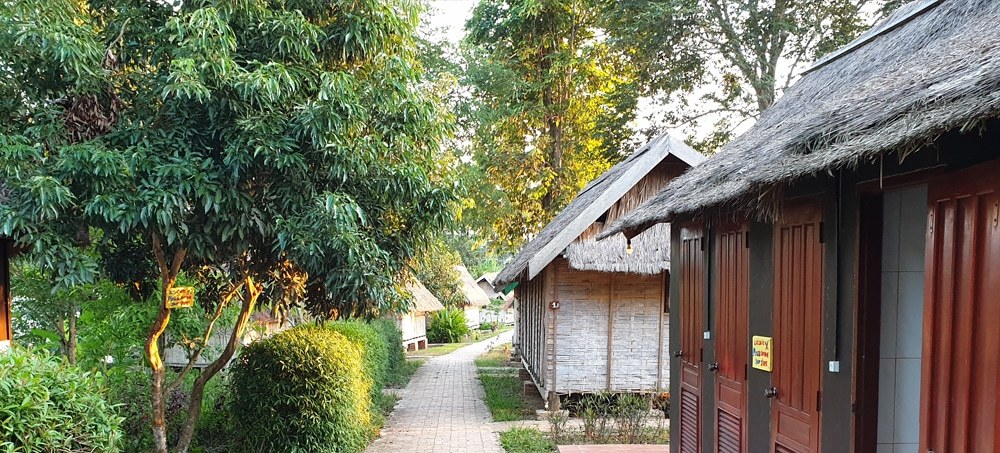 Classic Lakeside Bungalow — photo 4