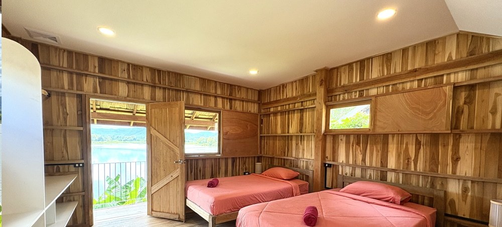Premium Lakeside Bungalow — photo 1
